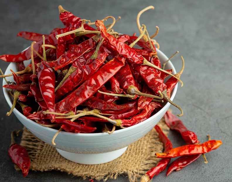 প্রত্যেক ভারতীয় রান্নাঘরে লঙ্কাগুঁড়ো থাকবেই, এটা ভারতীয় রন্ধনশৈলীর প্রাথমিক এবং অপরিহার্য মশলাগুলোর মধ্যে অন্যতম। খাবারে স্বাদ, রঙ এবং সুগন্ধ সবই যোগ করে। ক্যাপসাইসিন যৌগ লঙ্কাকে ঝাল করে তোলে। তাই অল্প পরিমাণে খাওয়া হলে এটি স্বাস্থ্যের জন্য ভাল হতে পারে, যা বিপাক বৃদ্ধি করে এবং রক্ত সঞ্চালন উন্নত করে।