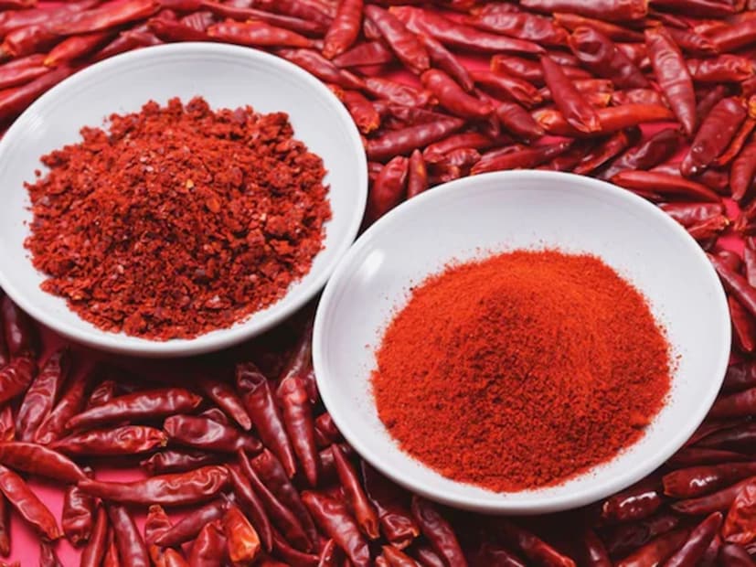 সঠিক পরিমাণে খেলে লঙ্কাগুঁড়ো স্বাদ এবং স্বাস্থ্য উপকারিতা দুই দেয়। কিন্তু প্রতিদিন বেশি পরিমাণে খাওয়া হলে এটি উপকারের চেয়ে বেশি ক্ষতি করতে পারে। বিশেষজ্ঞরা পরিমিত খাবার খাওয়ার পরামর্শ দেন- মশলা নিশ্চয়ই উপভোগ করতে হবে, কিন্তু বেশি খেয়ে স্বাস্থ্যের ক্ষতি করা উচিত নয়।