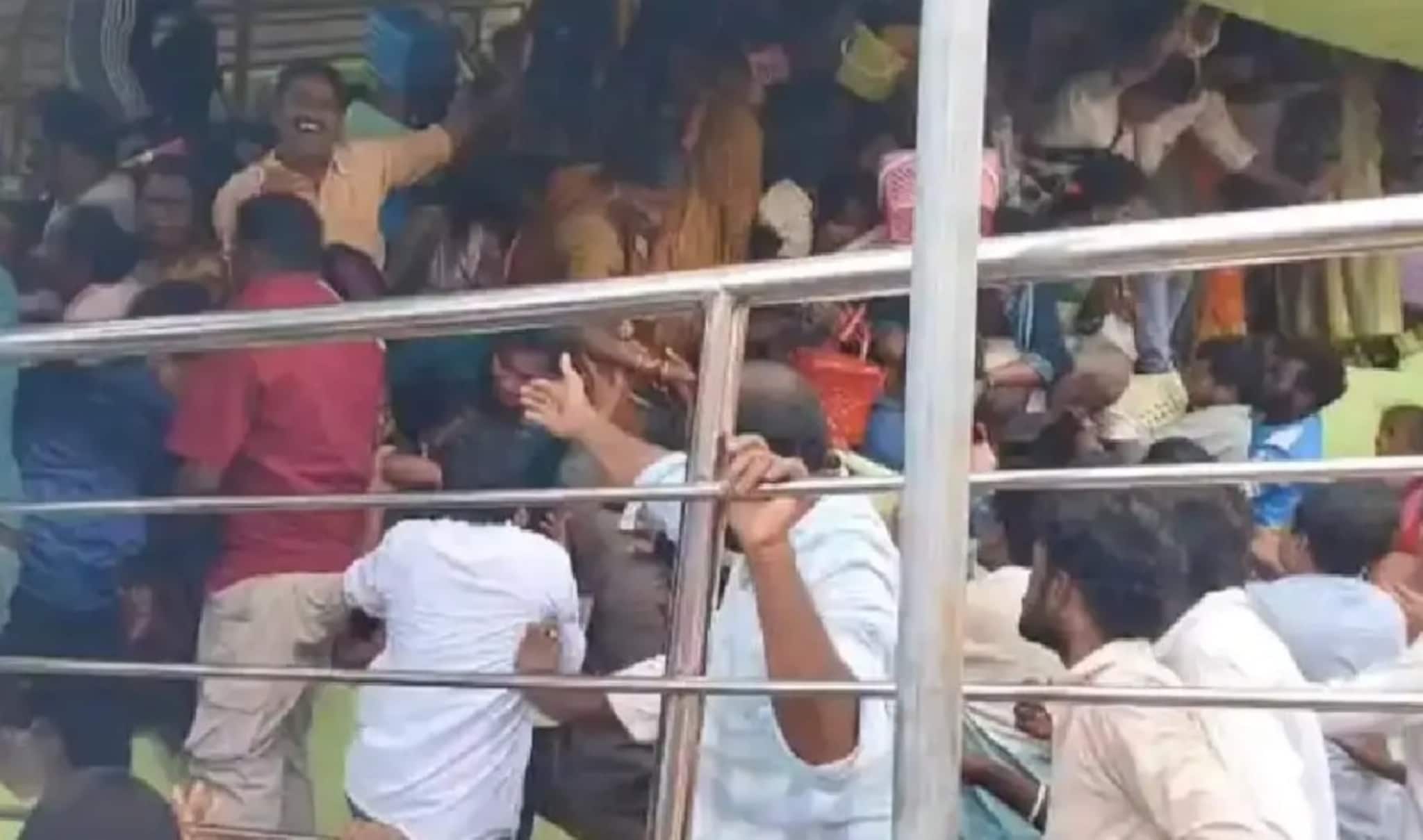 শ্রীকাকুলামে মন্দিরে পদপিষ্ট হয়ে ৯জনের মৃত্যু 