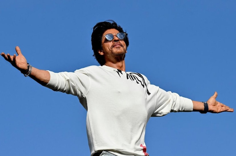 তিনি ক্লিপটির ক্যাপশনে লিখেছেন, “করণের রোরোতে দিন শেষ!!” ভিডিওতে, ফারাহ উত্তেজিতভাবে বলছেন, “বন্ধুরা, আমরা আলিবাগের এই রোরোতে এসেছি এবং দেখো কে এসেছে!” তিনি ক্যামেরাটি হাসিমুখে করণ জোহরের দিকে তুলে ধরছেন। চলচ্চিত্র নির্মাতা, সর্বদা তার বুদ্ধিমত্তার সাথে, উত্তর দিচ্ছেন, “আমাকে আমন্ত্রণ জানানোর জন্য ধন্যবাদ, এটি জীবনে একবারই পাওয়া যায় এমন অভিজ্ঞতা।”