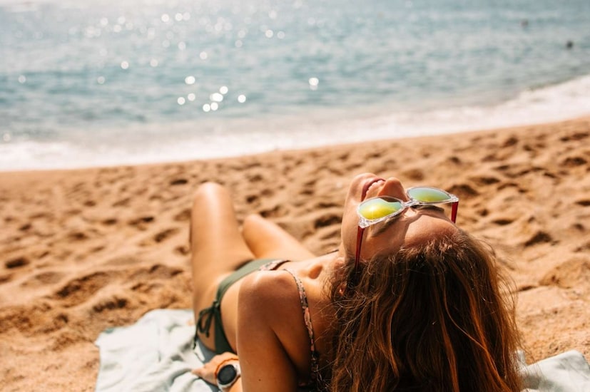 ভিটামিন ডি উৎপাদনের জন্য রোদে থাকার সর্বোত্তম সময় হল সকাল ১০টা থেকে বিকাল ৩টার মধ্যে, কারণ এই সময় ভিটামিন ডি উৎপাদনের জন্য অপরিহার্য UVB রশ্মি সবচেয়ে বেশি থাকে। এই সময় সূর্যের রশ্মি সবচেয়ে কার্যকর এবং আমাদের শরীরে ভিটামিন ডি উৎপাদন বৃদ্ধি করে। মার্কিন জাতীয় স্বাস্থ্য ইনস্টিটিউটের মতে, অনেক মানুষের জন্য, সপ্তাহে কয়েকবার মুখ, বাহু, হাত বা পায়ে ৫-৩০ মিনিট রোদের থাকা যথেষ্ট। ২০২৫ সালের একটি গবেষণায় দেখা গেছে যে যারা বিকেলে কমপক্ষে ৩০ মিনিট রোদে কাটান তাদের ভিটামিন ডি-এর মাত্রা উল্লেখযোগ্যভাবে উন্নত ছিল।