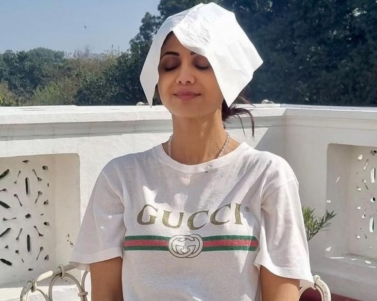 ভিটামিন ডি তৈরি করতে আপনার ৫-৩০ মিনিট রোদে থাকার প্রয়োজন, তবে এই সময়টি আপনার ত্বকের রঙ, অবস্থান, আবহাওয়া এবং অন্যান্য বিষয়ের উপর নির্ভর করে। যাদের ত্বকের রং ফর্সা তাদের ১০-১৫ মিনিট এবং যাদের ত্বকের রং গাঢ় তাদের ২৫-৩০ মিনিট রোদে থাকার প্রয়োজন। কালো ত্বকের মানুষদের আরও বেশি সময়ের প্রয়োজন কারণ মেলানিন ইউভিবি রশ্মির অনুপ্রবেশ কমিয়ে দেয়। বয়স্কদের ভিটামিন ডি তৈরিতে কম দক্ষতার প্রয়োজন হতে পারে এবং তাদের আরও বেশি রোদে থাকার প্রয়োজন হতে পারে অথবা সঠিক খাদ্যাভ্যাসের প্রয়োজন হতে পারে।