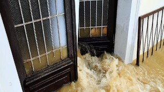 কোচিতে জলাধার ধসে ঘরবাড়ি প্লাবিত, গাড়ি ভেসে গেল কোচিতে জলাধার ধসে ঘরবাড়ি প্লাবিত, গাড়ি ভেসে গেল