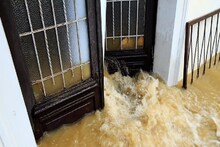 জলের ট্যাঙ্ক ধসে ভোররাতে বন্যা পরিস্থিতি! ঘরবাড়ি, গাড়ি ভেসে গেল খড়কুটোর মতো... বিপর্যয় কোচিতে