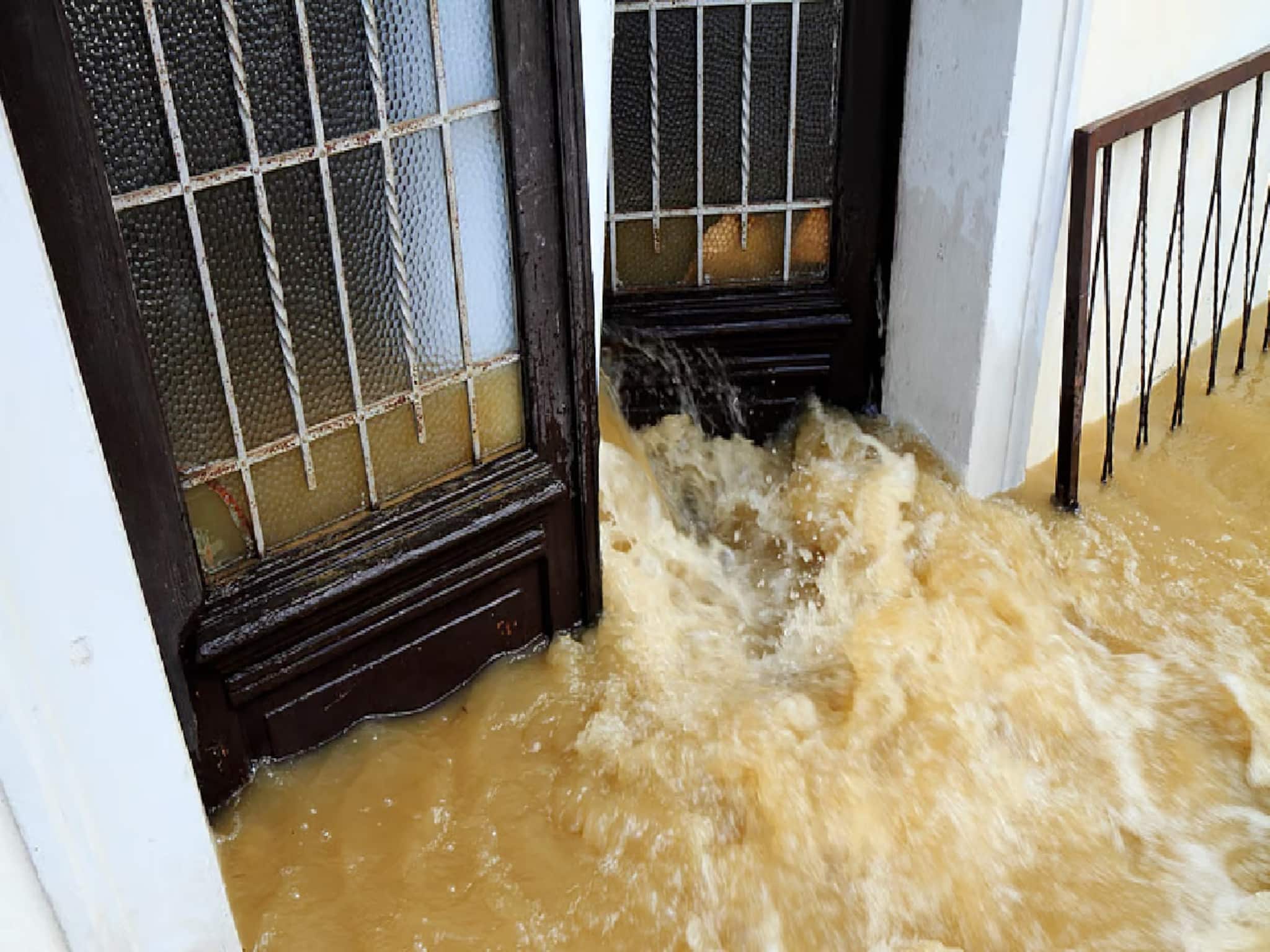 জলের ট্যাঙ্ক ধসে ভোররাতে বন্যা পরিস্থিতি! ঘরবাড়ি, গাড়ি ভেসে গেল খড়কুটোর মতো... বিপর্যয় কোচিতে