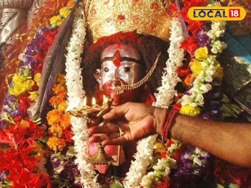 তাই ভিড়ের সুযোগ কাজে লাগিয়ে নাশকতা রুখতে পুলিশের পক্ষ থেকে তল্লাশি চালানোর পর মন্দিরে পর্যটকদের ঢুকতে দেওয়া হচ্ছে। একাধিক জায়গায় পুলিশের নিরাপত্তারক্ষীরা রয়েছেন, এর পাশাপাশি মন্দির কমিটির তরফ থেকেও অতিরিক্ত নিরাপত্তারক্ষী নিয়োগ করা হয়েছে।