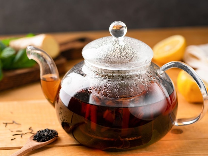 শীতকালে অনেকের যেমন চুল পড়ে যায় তেমনই মাথা যন্ত্রণা এবং পেটের সমস্যা হয়। আয়ুর্বেদ অনুসারে, শীতকালীন শারীরিক সমস্যা দূর করতে আমরা এক ধরনের ভেষজ চা খেতে পারি। এতে পেট ফাঁপা থেকে শুরু করে অম্বল, চুল পড়া এবং অসহ্য মাথাব্যথা থেকে রেহাই পাওয়া যায়৷  