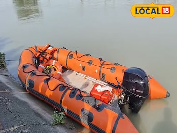 উদ্ধারের জন্য আনা হয়েছে স্পিডবোট।