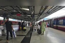 চলন্ত ট্রেনে ওঠার সময় পিছলে পড়ে যাচ্ছিলেন মহিলা, মুহূর্তের সতর্কতায় বাঁচালেন RPF কর্মী!