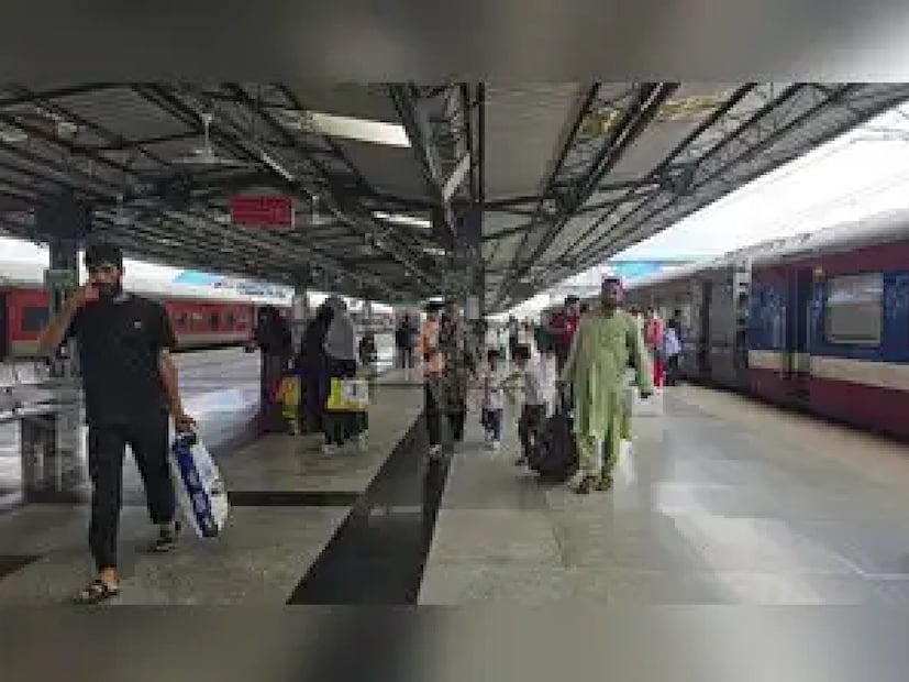 বিলম্বে যাত্রাপথ। আগামী ১৪ ডিসেম্বর বিলম্বে যাত্রাপথ করবে হাঁটিয়া-খড়গপুর এক্সপ্রেস। হাঁটিয়া থেকে ২ ঘন্টা বিলম্বে ছাড়বে। আগামী ১৪ ডিসেম্বর বিলম্বে যাত্রাপথ করবে বক্সার-টাটানগর এক্সপ্রেস বক্সার থেকে ৬০ মিনিট বিলম্বে ছাড়বে।