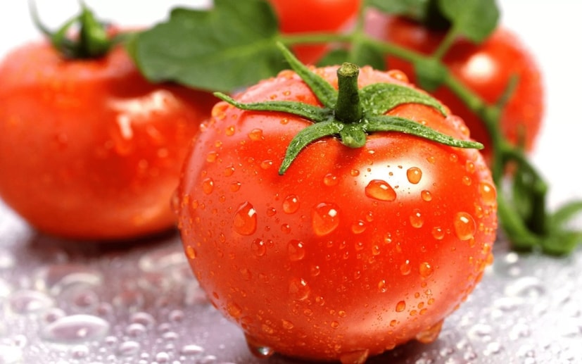 সরকারি তথ্য অনুযায়ী, গত মাসে টমেটোর খুচরো মূল্য ২৫% থেকে ১০০% বৃদ্ধি পেয়েছে। সারা ভারতে গড় খুচরা মূল্য ৩৬/কেজি থেকে ৪৬/কেজি হয়েছে, যা ২৭% বৃদ্ধি পেয়েছে। চণ্ডীগড়ে ১১২% এর সর্বোচ্চ বৃদ্ধি রেকর্ড করা হয়েছে। এদিকে, অন্ধ্রপ্রদেশ, কর্ণাটক এবং হিমাচল প্রদেশে এক মাসে ৪০% এরও বেশি দাম বেড়েছে।