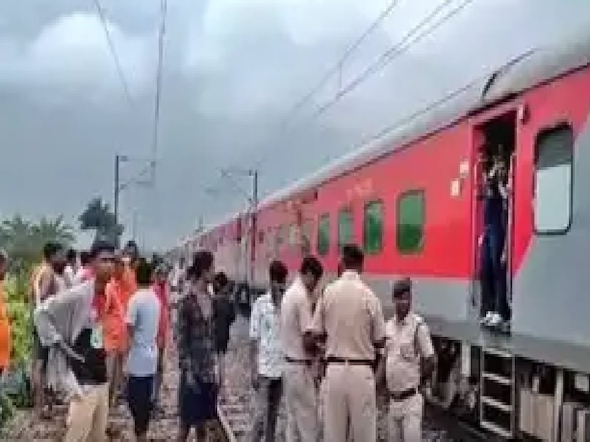 কালকা এক্সপ্রেসের ধাক্কায় মৃতদেহ টুকরো টুকরো হয়ে যায়। ঘটনাস্থলে পদদলিত হয়ে মৃতদের আত্মীয়স্বজনরা দৌড়াদৌড়ি শুরু করে দেয়। সর্বত্র সাহায্যের জন্য আর্তনাদ শুরু হয়ে যায়৷  খবর পাওয়ার সঙ্গে সঙ্গে এসডিএম, অতিরিক্ত পুলিশ সুপার এবং অন্যান্য কর্মকর্তারা ঘটনাস্থলে পৌঁছে ঘটনাস্থল পরিদর্শন করেন।