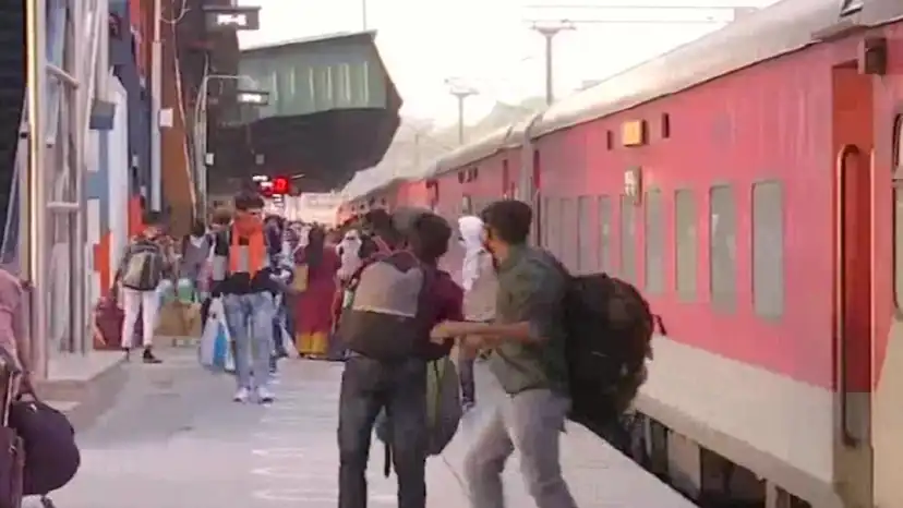 ২৩ অক্টোবর ২০২৫ তারিখে প্রায় রাত তখন ১২টা ৫৭। রাতের অন্ধকারে 'চিনি' বহনকারী পণ্যবাহী একটি ট্রেন বোড়োল্যান্ড টেরিটোরিয়াল অঞ্চলের কোকরাঝাড় এবং সালাকাটি স্টেশনের মধ্যে দিয়ে যাচ্ছিল। হঠাৎ একটি প্রচণ্ড ঝাঁকুনি অনুভব করেন ট্রেনের কর্মীরা।