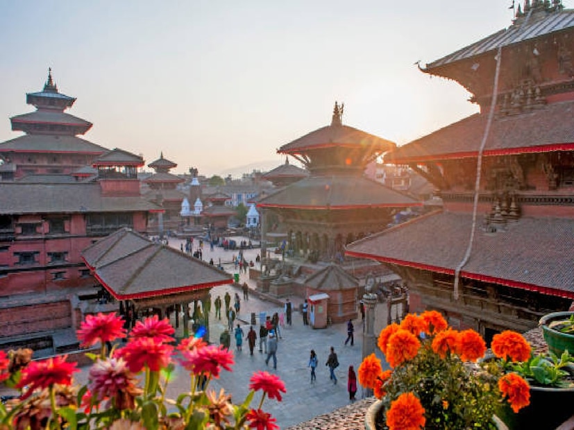 নেপাল — প্রকৃতি ও আধ্যাত্মিকতার কাছাকাছিনেপাল ভারতীয়দের জন্য সবচেয়ে সাশ্রয়ী আন্তর্জাতিক গন্তব্যগুলির একটি। ভিসার প্রয়োজন নেই, যাতায়াতও অত্যন্ত কম খরচে সম্ভব। কাঠমান্ডুর প্রাচীন মন্দির, হিমালয়ের ট্রেক রুট অথবা পোখরার লেকের ধারে সময় কাটানো—সবকিছুই মোটামুটি ₹৪০,০০০ টাকার মধ্যে ঘুরে দেখা যায়। বাজেট হোটেল, স্থানীয় বাস এবং স্ট্রিট ফুডে খরচ কম থাকে, অথচ অভিজ্ঞতাও হয় একেবারে আসল।