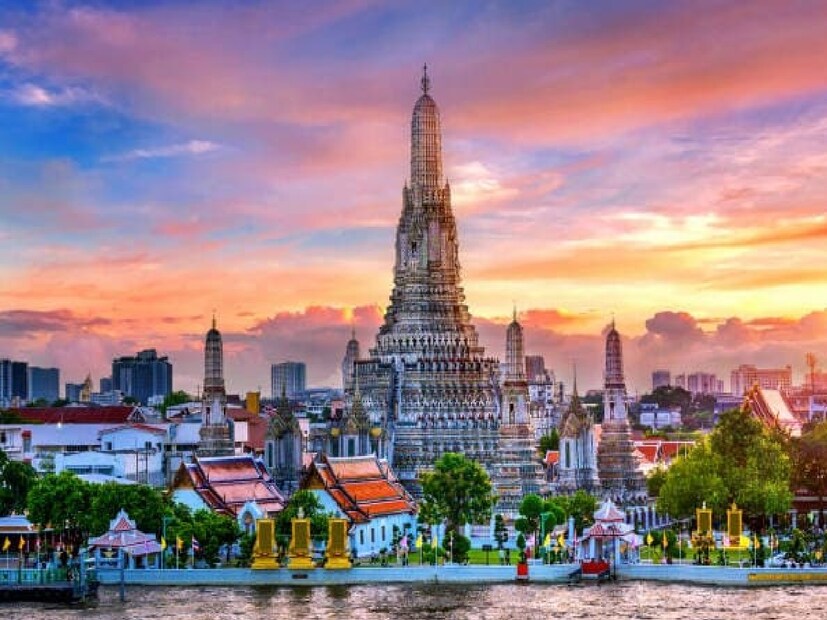 থাইল্যান্ড — ঝলমলে শহর ও দ্বীপভ্রমণবাজেট ভ্রমণকারীদের কাছে থাইল্যান্ড বহুদিন ধরেই জনপ্রিয়। ভারতের বড় শহরগুলি থেকে সুলভ ফ্লাইট পাওয়া যায়, আর হোটেল-হোস্টেলের অপশনও প্রচুর। ব্যাংককের নাইটলাইফ, পাতায়ার সৈকত অথবা ফুকেটের দ্বীপজোড়া—সমগ্র খরচ (খাবার, স্থানীয় যাতায়াত, ঘোরাঘুরি মিলিয়ে) ₹১,০০,০০০ টাকার মধ্যে রাখা সম্ভব।