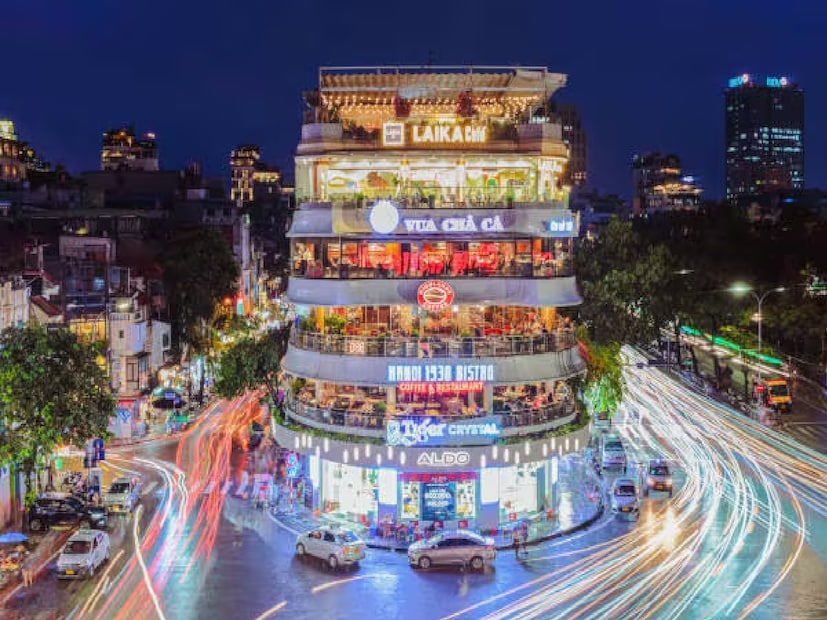 ভিয়েতনাম — সংস্কৃতি, খাবার ও অপূর্ব দৃশ্যকম বাজেটে বিলাসবহুল অনুভূতি দিতে পারে ভিয়েতনাম। হ্যানয়ের পুরনো শহর, হা লং বে-র চুনাপাথরের খাড়া পাহাড়, দেশের সমৃদ্ধ ইতিহাস—সব মিলিয়ে ভিয়েতনাম এক ভিন্ন অভিজ্ঞতা। স্ট্রিট ফুড সস্তা এবং অত্যন্ত সুস্বাদু, থাকার জায়গাও পকেট-ফ্রেন্ডলি। সাত দিনের সফর সাধারণত ₹৫০,০০০ থেকে ₹৭০,০০০ টাকার মধ্যে হয়ে যায়, নির্ভর করে আপনার পরিকল্পনার উপর।