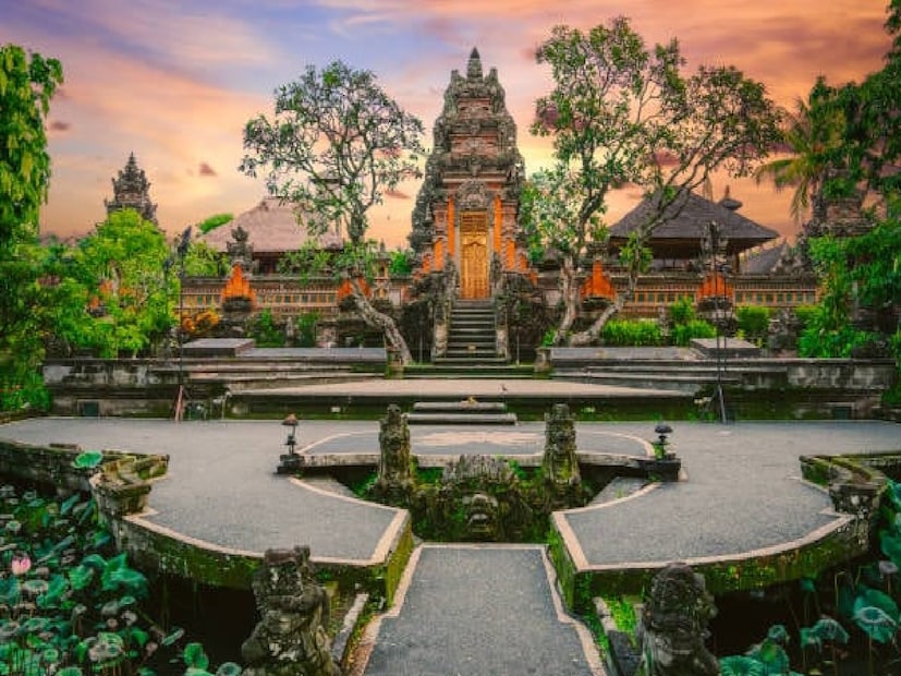 ইন্দোনেশিয়া (বালি) — কম খরচে ট্রপিক্যাল স্বর্গযাঁরা সমুদ্রসৈকত, মন্দির এবং রঙিন নাইটলাইফ খুঁজছেন, তাঁদের জন্য বালি আদর্শ গন্তব্য। ফ্লাইট ভাড়া তুলনামূলক বেশি হলেও বাজেট হোটেল, হোস্টেল এবং স্থানীয় খাবার সেই খরচ সামলে দেয়। আগাম বুকিং এবং গ্রুপে ভ্রমণ করলে পুরো সফর ₹১,০০,০০০ টাকার মধ্যে রাখা সম্ভব।