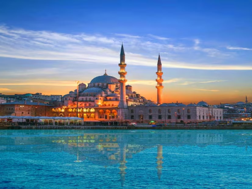 তুরস্ক — যেখানে পূর্ব ও পশ্চিমের হাত মেলেতুরস্ক ইউরোপ-এশিয়ার মিশ্র সংস্কৃতি, দৃষ্টিনন্দন স্থাপত্য, সমৃদ্ধ ইতিহাস এবং সুস্বাদু খাবারের অনন্য সমন্বয়। ইস্তাম্বুলের ঐতিহাসিক মসজিদ, ক্যাপাডোশিয়ার ‘ফেয়ারি চিমনি’, পামুক্কালের উষ্ণ জলাধার—সবই বাজেটের মধ্যে ঘুরে দেখা যায়। সঠিক পরিকল্পনা করলে ৭ থেকে ১০ দিনের তুরস্ক সফর ₹১,০০,০০০ টাকার মধ্যে সম্ভব।