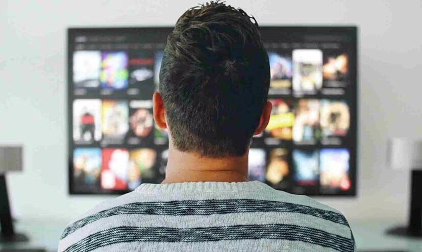 সবচেয়ে বড় হুমকি ACR (অটোমেটিক কন্টেন্ট রেকগনিশন) থেকে আসে। এই প্রযুক্তি টিভিতে চালানো সমস্ত কন্টেন্ট স্ক্যান করে। ওটিটি প্ল্যাটফর্ম, কেবল টিভি, ইউটিউব, এমনকি পেনড্রাইভ যাই হোক না কেন, ACR কোন কন্টেন্ট দেখা হচ্ছে এবং কখন দেখা হচ্ছে তা ট্র্যাক করতে পারে এবং এমনকি টিভির IP ঠিকানা এবং অবস্থান রেকর্ড করতে পারে। সম্প্রতি, জম্মু ও কাশ্মীর পুলিশ এই বিষয়ে একটি সতর্কতা জারি করেছে।