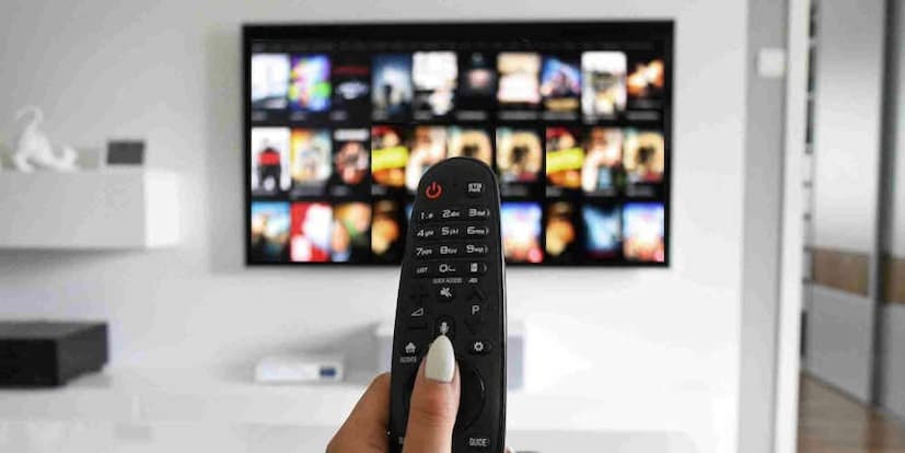 কোম্পানিগুলি দাবি করে যে, ইউজারের ডেটা শুধুমাত্র আরও ভাল সুপারিশ প্রদানের জন্য ব্যবহার করা হয়, কিন্তু বাস্তবে, এই ডেটা ডিজিটাল প্রোফাইল তৈরি এবং বিজ্ঞাপন লক্ষ্য করার জন্য ব্যবহার করা হয়। প্রায়শই স্মার্ট টিভি ডেটা মোবাইল এবং ল্যাপটপ ইউসেজের সঙ্গে একত্রিত হয়ে সম্পূর্ণ ডিজিটাল পরিচয় তৈরি করে।