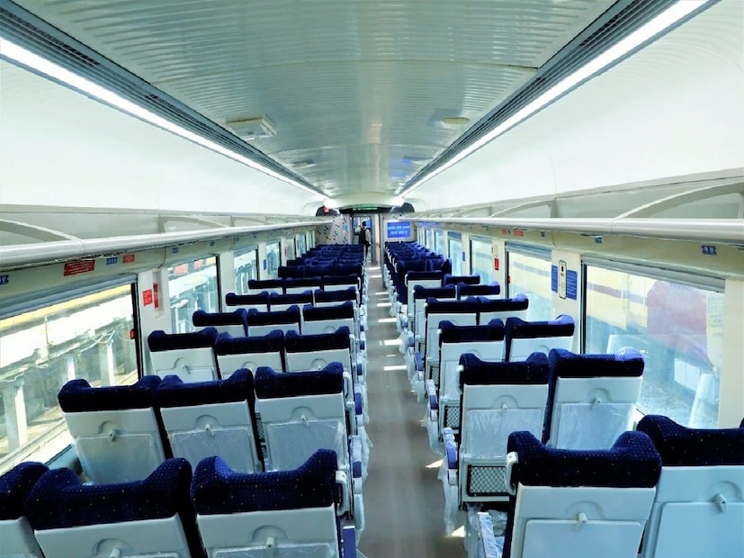 অন্যরাও নিজেদের অভিজ্ঞতা জানিয়েছেন। একজন লেখেন, শতাব্দীতে একই রকম সিট পেয়ে ঘণ্টার পর ঘণ্টা বসা কষ্টকর হয়েছিল। প্রথমে তাঁর সামনে এক গর্ভবতী মহিলা বসেছিলেন, তাই তিনি পা ছড়িয়ে বসেননি। পরে সিট ফাঁকা হলে একটু ঘুমোতে গিয়েছিলেন, কিন্তু আশেপাশে বসা মহিলাদের জোরে গল্প করতে শুরু করলে ঘুম ভেঙে যায়।