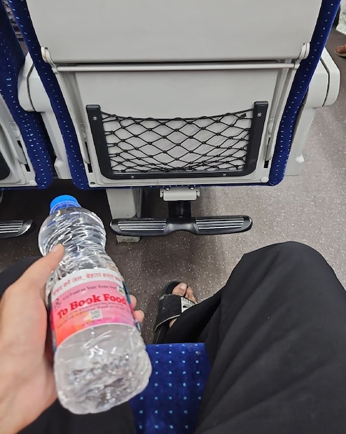 সাম্প্রতিক বছরগুলোতে ট্রেনে যাত্রা করতে গিয়ে মানুষ সোশ্যাল মিডিয়ায় নানা অভিজ্ঞতা শেয়ার করেন। এতে যেমন রেল ব্যবস্থার নানা দিক সামনে আসে, তেমনই যাত্রীদের সমস্যার কথাও পৌঁছে যায় কর্তৃপক্ষের কাছে। এবার আলোচনায় যে সিটগুলো আছে সেগুলো মুখোমুখি চারটি সিট—মাঝখানে ভাঁজ করা যায় এমন একটি টেবিল থাকে যেখানে খাবার বা পানীয় রাখা যায়।