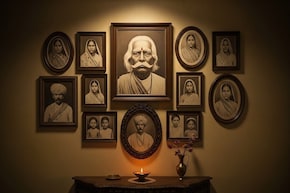 শোওয়ার ঘরে পূর্বপুরুষের ছবি! পরিবারে নেমে আসবে ঘোর সঙ্কট!