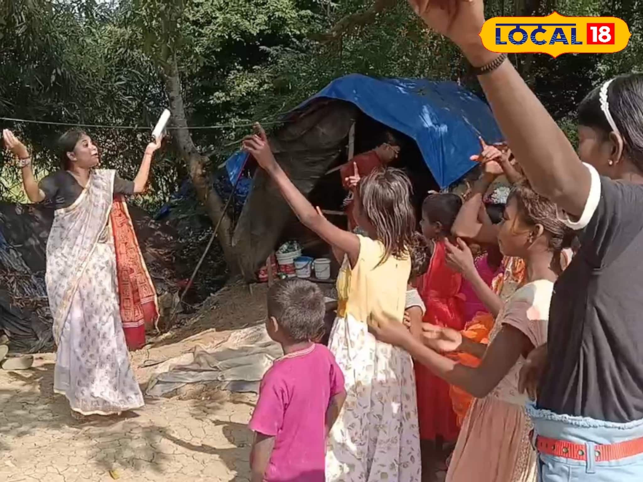 নাচ, গান, খেলা! সহজ পাঠ সহজেই বোঝাতে অভিনব কৌশল পূর্ব মেদিনীপুরের রেল বস্তিতে