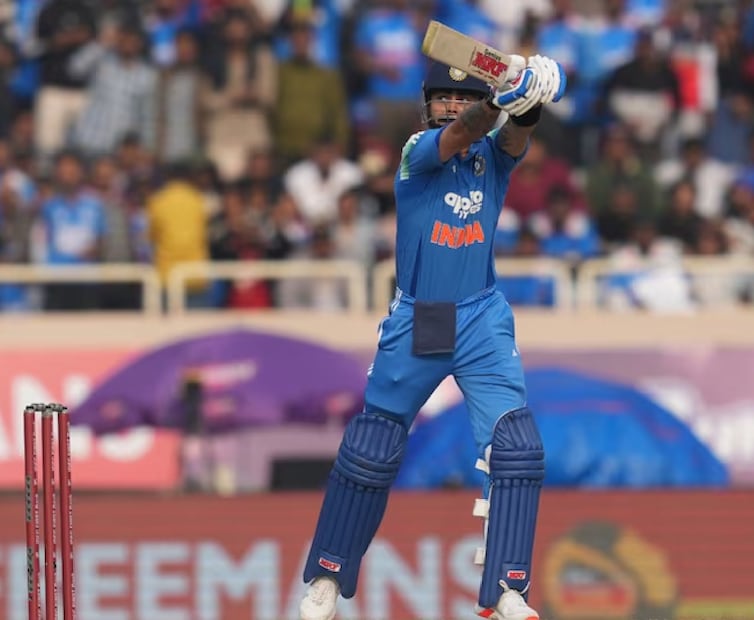 ভারতের হয়ে ১২০ বলে ১৩৫ রানের দুর্দান্ত ইনিংস খেলেন কিং কোহলি। অস্ট্রেলিয়ার বিরুদ্ধে দু ম্যাচে শূন্য করার পরে যা সমালোচনা শুরু হয়েছিল সেঞ্চুরির পরে গ্ল্যাডিয়েটরের মতো উচ্ছ্বাস প্রকাশ করে যেন সব জবাব দিলেন কোহলি। 