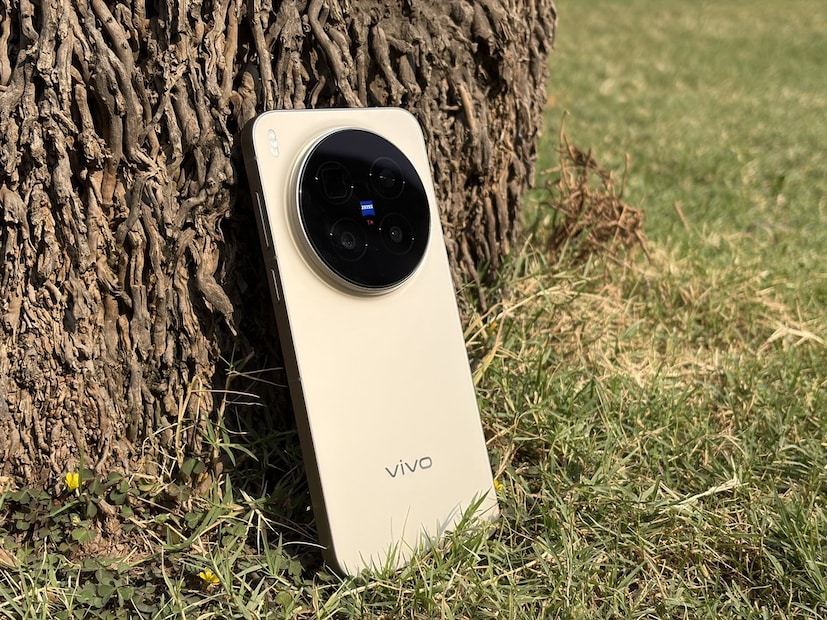 ভিভো আনুষ্ঠানিকভাবে ঘোষণা করেছে যে তাদের নতুন ফ্ল্যাগশিপ স্মার্টফোন Vivo X300 এবং X300 Pro ২ ডিসেম্বর ২০২৫ তারিখে ভারতে লঞ্চ হবে। দুটি স্মার্টফোনই সর্বশেষ মিডিয়াটেক ডাইমেনসিটি ৯৫০০ প্রসেসরে তৈরি এবং এটি OriginOS 6-এ চলবে। নতুন ইউজার ইন্টারফেস এবং শক্তিশালী চিপসেটটি দুর্দান্ত পারফরম্যান্স এবং একটি মসৃণ ইউজার এক্সপেরিয়েন্স প্রদান করবে বলে আশা করা হচ্ছে।