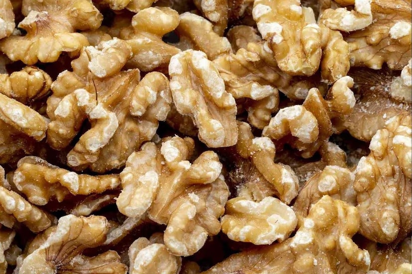 আমন্ড বা অন্যান্য বাদামের পাশাপাশি হাজারো পুষ্টিগুণ রয়েছে আখরোটের। বিশেষজ্ঞরা মনে করেন অন্ত্রের চাপ কমায়, রক্তচাপ এর সমতা বজায় রাখে। কোলন ক্যানসার প্রতিরোধ করে এই আখরোট। তাই সপ্তাহে অন্তত ৪ থেকে ৫ দিন ব্যবহার করুন এই আখরোট। 