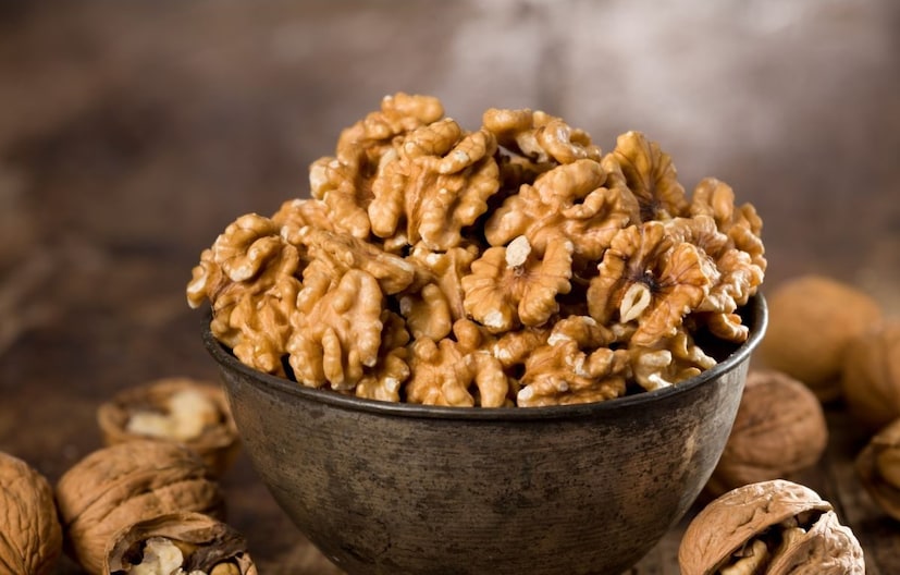 পুষ্টিবিদ ভাস্বতি দাস বলেন, হাড় ও দাঁতের যত্নেও দারুণ কাজ করে আখরোট। শক্তি বাড়াতে আখরোট গুরুত্বপূর্ণ ভূমিকা পালন করে। যা ত্বকের স্বাস্থ্যের জন্য উপকারী। আখরোট হৃদপিণ্ডের স্বাস্থ্য উন্নত করে। 