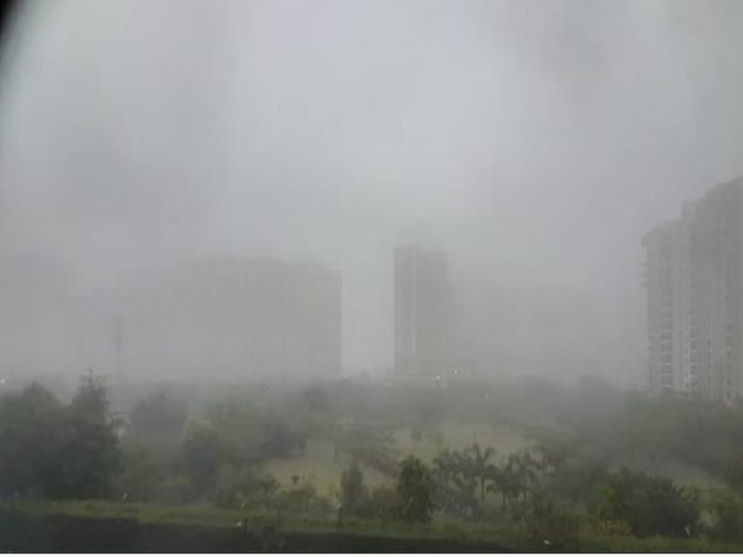 পুরুলিয়া: বৃষ্টি যেন কোনওভাবেই পিছু ছাড়ছে না। ফের নিম্নচাপের দাপট দেখা দিয়েছে বঙ্গ জুড়ে। যাতে একপ্রকার দক্ষিণবঙ্গ থেকে পালিয়ে যেতে বসেছে শীত। যে ভাবে তাপমাত্রার পারদ নিম্নমুখী হয়েছিল বিগত কয়েকদিনে সেই শীতের প্রভাব আর নেই। দিনের বেলাতেও গরম আর অস্বস্তি।