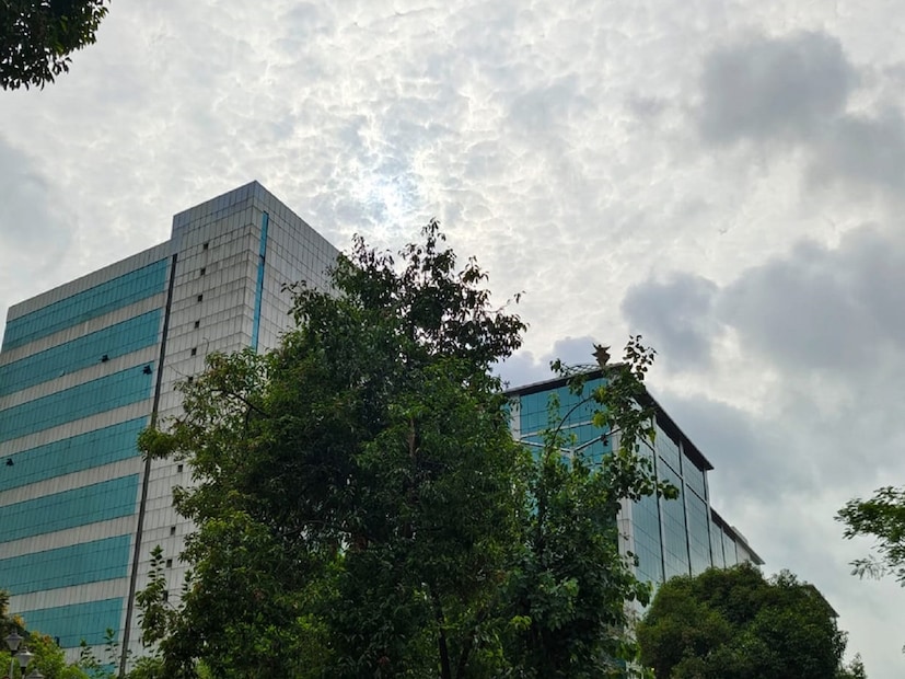 মূলত পরিষ্কার আকাশ। কোথাও আংশিক মেঘলা। কলকাতার সর্বনিম্ন তাপমাত্রা কমল। স্বাভাবিকের নীচে ২১ ডিগ্রি সেলসিয়াস। পশ্চিমের জেলায় ২০ ডিগ্রির নীচে তাপমাত্রা। তবে এখনই খুব বেশি পারদ পতন নয়। একটানা শুষ্ক আবহাওয়া। শুক্রবার নাগাদ দক্ষিণ বঙ্গের উপকূলের জেলাতে হালকা বৃষ্টির সামান্য সম্ভাবনা রয়েছে। শুক্রবার নাগাদ উপকূলে জলীয় বাষ্পের পরিমাণ বাড়তে পারে। দক্ষিণ ২৪ পরগনা জেলার কিছু অংশে হালকা বৃষ্টির সামান্য সম্ভাবনা রয়েছে। আগামী রবিবার পর্যন্ত বাকি সমস্ত জেলাতেই শুষ্ক আবহাওয়া এবং পরিষ্কার আকাশ। বৃষ্টির সম্ভাবনা কার্যত নেই।