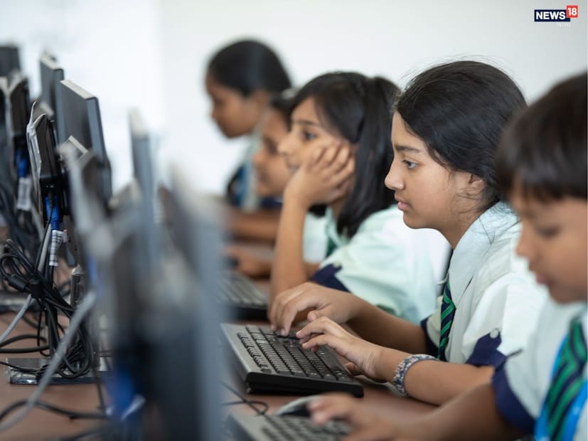 State Board বেছে নিন যদি:আপনার সন্তান নিজ রাজ্যের মধ্যে থেকে উচ্চশিক্ষা নিতে চায় বা রাজ্য বিশ্ববিদ্যালয় ব্যবস্থার মধ্যেই পড়াশোনা চালিয়ে যাওয়ার পরিকল্পনা করে। স্থানীয় ভাষা ও সংস্কৃতির সঙ্গে সেতুবন্ধন তৈরি করতে রাজ্য বোর্ড সবচেয়ে সহায়ক।