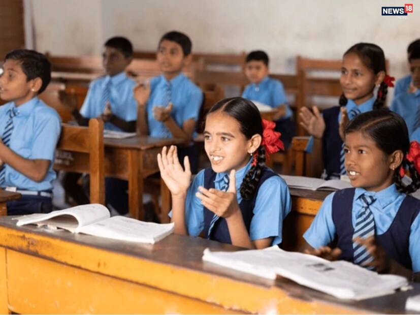 একাধিক স্কুল-বোর্ডের পাঠ্যক্রম, পরীক্ষা-পদ্ধতি ও ভবিষ্যৎ প্রস্তুতির দিক থেকে বিশ্লেষণ করা হয়েছে। পাঠ্যক্রম ও দৃষ্টিভঙ্গি। CBSE-র পাঠ্যক্রম কেন্দ্রীয়ভাবে ডিজাইন করা হয়েছে, তুলনায় কিছুটা হালকা ও সার্বজনীন। ICSE-র পাঠ্যক্রম বিশদ ও গভীর; ইংরেজিতে দক্ষতা বাড়াতে সহায়ক। রাজ্য বোর্ডগুলোর ক্ষেত্রে স্থানীয় ভাষা ও ইতিহাসকে গুরুত্ব দেওয়া হয়।