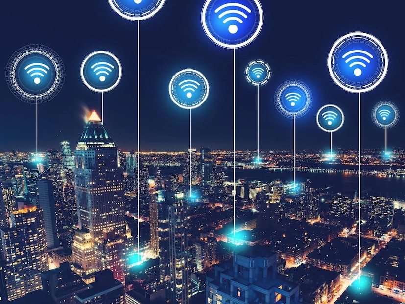 ৩. ম্যালওয়্যার সংক্রমণ- অনিরাপদ নেটওয়ার্ক বা ওয়েবসাইট থেকে ফাইল ডাউনলোড করলে ডিভাইসে ভাইরাস বা ক্ষতিকারক সফ্টওয়্যার প্রবেশ করতে পারে। এগুলি সিস্টেমের ক্ষতি করতে পারে বা ব্যক্তিগত তথ্য চুরি করতে পারে। যেমন - একটি বিনামূল্যের সিনেমা ডাউনলোড করার জন্য একটি ওয়েবসাইটে যাওয়া হয়। সাইটটি একটি জাল ডাউনলোড বাটন প্রদর্শন করে, যা ক্লিক করলে নিজেদের ল্যাপটপে একটি ভাইরাস প্রবেশ করে। ফলস্বরূপ, সেই ডিভাইসটি ধীর হয়ে যায় বা ডেটা লক হয়ে যায় এবং হ্যাকাররা অর্থ দাবি করতে পারে।