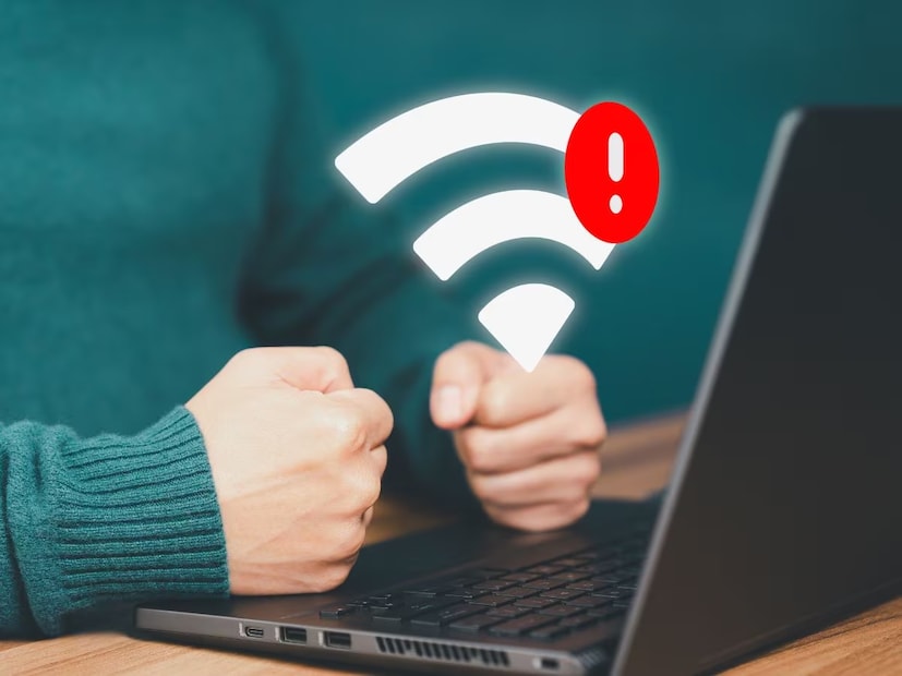 ১. ডেটা ইন্টারসেপশন এবং চুরি- যখন কেউ ইন্টারনেটের মাধ্যমে কিছু পাঠায় বা গ্রহণ করেন, যেমন লগ ইন করা, ই-মেল পাঠানো, অথবা অনলাইনে অর্থ প্রদান করা, তখন সেই ডেটা নেটওয়ার্কের মধ্য দিয়ে ভ্রমণ করে। যদি এই ডেটা এনক্রিপ্ট করা না থাকে, তাহলে হ্যাকাররা তা আটকাতে পারে। ধরা যাক কেউ একটি ক্যাফের বিনামূল্যের ওয়াই-ফাই ব্যবহার করে ব্যাঙ্ক অ্যাকাউন্টে লগ ইন করে। যদি সেই ওয়াই-ফাই নিরাপদ না থাকে, তাহলে একজন হ্যাকার একই নেটওয়ার্ক থেকে ব্যবহারকারীর নাম, পাসওয়ার্ড বা ব্যাঙ্কের বিবরণ অ্যাক্সেস করতে পারে। এ ফলে, সেই অ্যাকাউন্ট খালি হয়ে যেতে পারে।