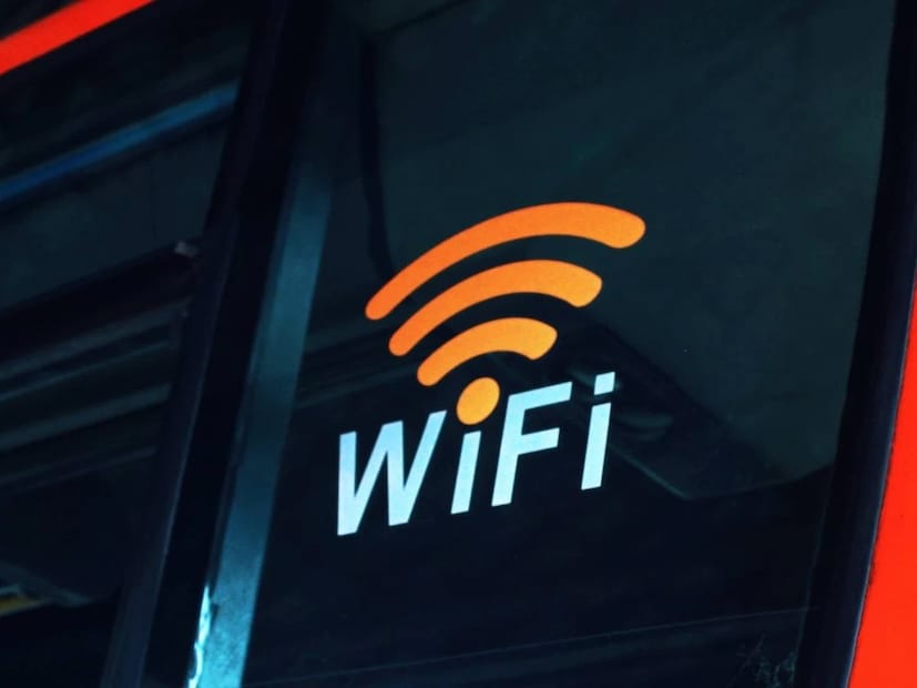 ১. একটি VPN ব্যবহার সর্বদা একটি নির্ভরযোগ্য ভার্চুয়াল প্রাইভেট নেটওয়ার্ক (VPN) ব্যবহার করতে হবে। এটি ইন্টারনেট সংযোগ এনক্রিপ্ট করে এবং হ্যাকারদের ডেটা পড়তে বাধা দেয়। বিনামূল্যের VPN এড়িয়ে চলা এবং NordVPN বা ExpressVPN-এর মতো অর্থপ্রদানকারী ওয়েবসাইটগুলি বেছে নেওয়া গুরুত্বপূর্ণ।