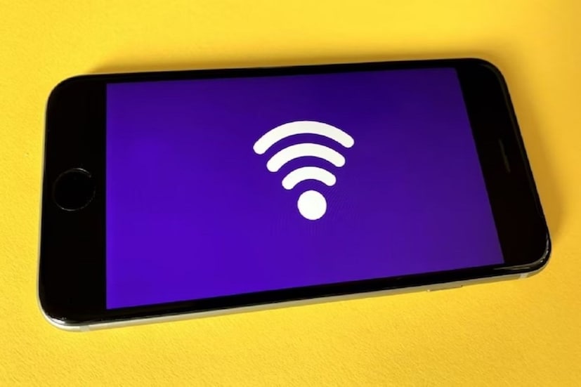 ৪. মাল্টি-ফ্যাক্টর অথেনটিকেশন (MFA) এনেবল করতে হবে সমস্ত অনলাইন অ্যাকাউন্টে 2FA (টু-ফ্যাক্টর অথেনটিকেশন) এনেবল করতে হবে। এটি পাসওয়ার্ড চুরি হয়ে গেলেও অ্যাকাউন্ট অ্যাক্সেস করতে বাধা দেবে।