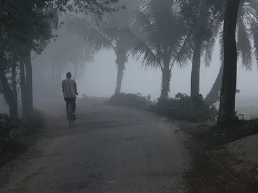 পুরুলিয়া : আবহাওয়ার খামখেয়ালি অবশেষে হল শেষ। চরচড়িয়ে নামছে তাপমাত্রার পারদ। জাঁকিয়ে শীতের আমেজ উপভোগ করছে পুরুলিয়াবাসী। ভোরের দিকে হালকা কুয়াশাও লক্ষ্য করা যাচ্ছে। এইদিন জেলা পুরুলিয়ার সর্বোচ্চ তাপমাত্রার পারদ থাকতে পারে ২৭ ডিগ্রি সেলসিয়াস এবং সর্বনিন্ম তাপমাত্রার পারদ থাকতে পারে ১৪ ডিগ্রি সেলসিয়াস বলে জানা গিয়েছে আবহাওয়া দফতর সূত্রে।