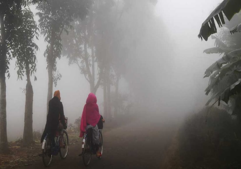 দক্ষিণবঙ্গদক্ষিণবঙ্গে পারদ থাকবে স্বাভাবিক তাপমাত্রার কাছাকাছি।
সোমবার পর্যন্ত তাপমাত্রার তেমন পরিবর্তন নেই।
মঙ্গলবার থেকে ধীরে ধীরে নামবে তাপমাত্রা।
আপাতত শুষ্ক আবহাওয়া। সকালে হালকা কুয়াশা, পরে পরিষ্কার আকাশ।
এক-দু’টি জায়গায় আংশিক মেঘলা আকাশ হতে পারে।
ভোর ও রাতে হালকা শীতের অনুভূতি বজায় থাকবে।

কলকাতায় সর্বনিম্ন তাপমাত্রা ১৭ ডিগ্রি সেলসিয়াসের ঘরে।
পশ্চিমের জেলাগুলিতে পারদ ১৪ ডিগ্রির ঘরে।
আজ রবিবার সকাল–রাতে শীতের আমেজ থাকলেও দুপুরে কিছুটা কমবে সেই অনুভূতি।
কিছু জেলায় সকালে হালকা কুয়াশার সম্ভাবনা রয়েইছে।