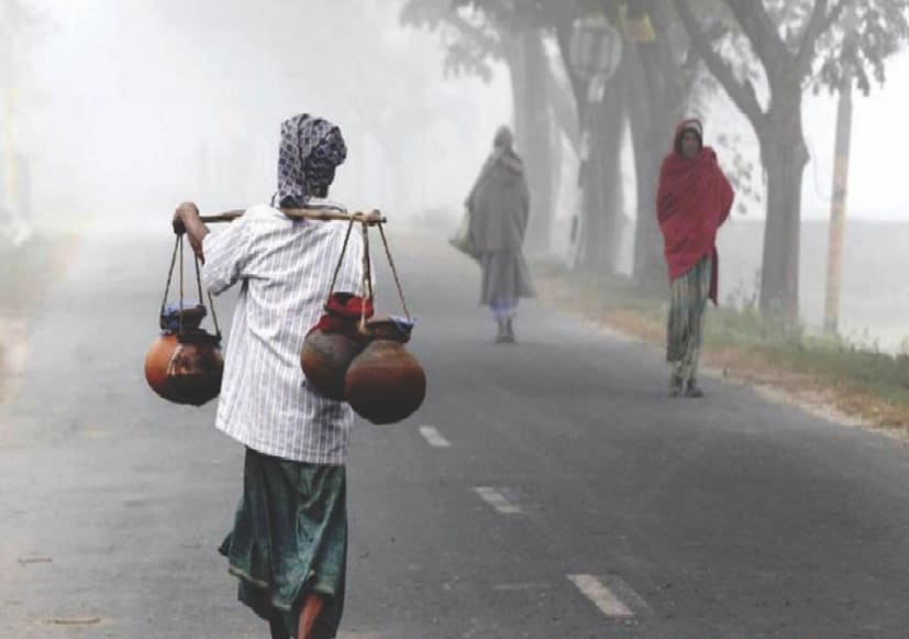  দক্ষিণবঙ্গের আবহাওয়া<br />দক্ষিণবঙ্গে রাতের তাপমাত্রা সামান্য কমে স্বাভাবিকের কাছাকাছি পৌছবে। কলকাতায় বুধবার সকালে সর্বনিম্ন তাপমাত্রা ছিল ১৭ ডিগ্রির কাছাকাছি। জেলার বেশ কিছু জায়গায় ইতিমধ্যেই পারদ ১৪ ঘরের কাছাকাছি পৌঁছে গিয়েছে।<br />হাওয়া অফিস সূত্রে খবর আগামী তিন থেকে চার দিনের মধ্যে দক্ষিণবঙ্গের তাপমাত্রা আরও ২ থেকে ৪ ডিগ্রি পর্যন্ত কমতে পারে।