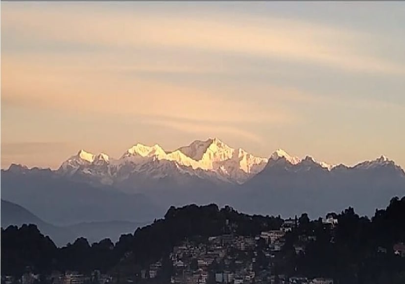 উত্তরবঙ্গ দার্জিলিংয়ে পারদ নেমেছে ৬ ডিগ্রি সেলসিয়াসে।
আগামী কয়েক দিনে তাপমাত্রার বড় পরিবর্তন নেই পার্বত্য অঞ্চলে।
শুষ্ক আবহাওয়া, বৃষ্টির সম্ভাবনা নেই।
নীচের জেলা—দুই দিনাজপুর ও মালদায় সামান্য বাড়তে পারে তাপমাত্রা।
সপ্তাহের মাঝামাঝি ফের পারদ নামার সম্ভাবনা।