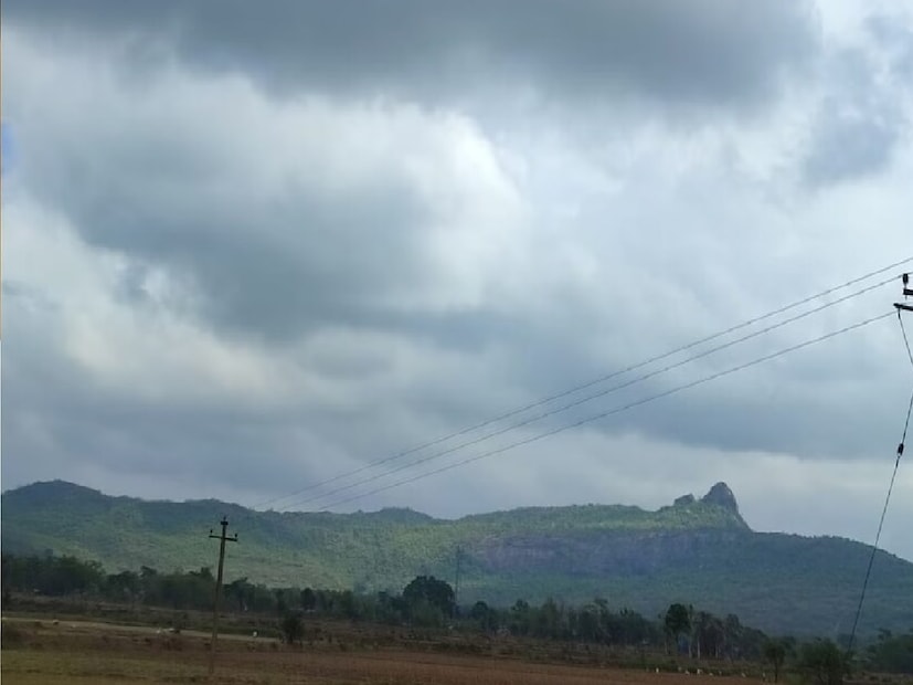 উত্তরবঙ্গের অধিকাংশ জেলাতেই সকালের দিকে হালকা কুয়াশার পূর্বাভাস রয়েছে। পার্বত্য জেলা দার্জিলিং ও কালিম্পংয়ে কুয়াশার ঘনত্ব তুলনামূলক বেশি হতে পারে। পাশাপাশি কোচবিহার, জলপাইগুড়ি ও আলিপুরদুয়ারেও কুয়াশার সম্ভাবনা রয়েছে।