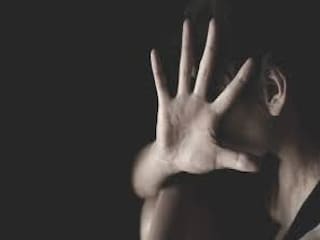 উত্তরপ্রদেশে ফের তরুণীকে ধর্ষণের অভিযোগ উঠেছে। ঘটনাটি ঘটেছে উত্তরপ্রদেশের ইটাহ জেলায়। প্রশাসন জানিয়েছে, ওই তরুণীর বাড়ির কাছের একটি নর্দমা থেকে দুদিন আগে তার অর্ধনগ্ন দেহ উদ্ধার করা হয়।