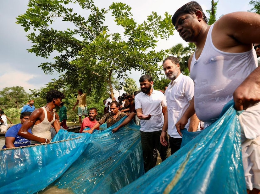 এদিন রাহুল গান্ধির পাশে দেখা গিয়েছে বিকাশশীল ইনসান পার্টি, ভিআইপি দলের প্রতিষ্ঠাতা মুকেশ সাহানিকে৷ যে মুকেশ বিরোধী মহাগঠবন্ধন জোটের উপ মুখ্যমন্ত্রী মুখও৷ জেলে (মাল্লা) পরিবারে জন্ম৷ নিজেকে ‘মাল্লার ছেলে’ বলতেই গর্ববোধ করেন তিনি৷ ভোটের অঙ্ক অনুযায়ী, এই ‘মাল্লা’ বিহারের জনসংখ্যার ২.৫ শতাংশ৷ আর ‘মাল্লা’, ‘নিষাদ’, ‘সাহানি’ পিছিয়ে পড়া জনজাতির এই গোষ্ঠীগুলি একত্রিত ভাবে বিহারের ভোটারের ৯ শতাংশ৷ 