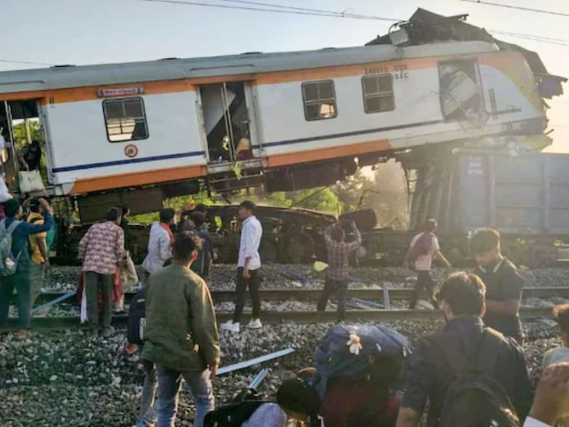 প্রাথমিক ভাবে রেল কর্তৃপক্ষ মনে করছেন, এই দুর্ঘটনার পিছনে SPAD-ই আসল কারণ৷ SPAD অর্থাৎ, সিগন্যাল পাসড অ্যাট ডেঞ্জার৷ রেল মনে করছেন, প্যাসেঞ্জার ট্রেনের লোকো পাইলট লাল সিগন্যাল অর্থাৎ বিপদসীমা অতিক্রম করে চলে গিয়েছিলেন৷ হয়ত কোনও ভাবে লাল সিগন্যাল উনি দেখতে পাননি৷ 