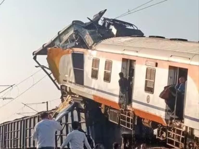 এরমধ্যে গাটোরা এবং বিলাসপুর রেল স্টেশনের মাঝে দাঁড়িয়ে থাকা একটি মালগাড়িকে পিছন থেকে ধাক্কা দেয় মেমু প্যাসেঞ্জার ট্রেনটি৷ যাত্রিবাহী ট্রেনের সামনের কামরাগুলি ধাক্কার জেরে উঠে যায় মালবাহী ট্রেনের উপর৷ কী ভাবে ঘটল এই দুর্ঘটনা? কারণ জানতে তদন্তের নির্দেশ দিয়েছেন রেল কর্তৃপক্ষ৷ 