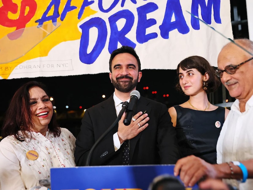 নিউইয়র্ক সিটির ইতিহাসের সর্বকনিষ্ঠ ভারতীয় বংশোদ্ভূত মুসলিম মেয়র৷ রাজনৈতিক বিশ্বাসে ডেমোক্র্যাট সোশ্যালিস্ট জোহরান মামদানির জয় আমেরিকার মাটিতে ইতিহাস রচনা করেছে৷ এদিন জয় পরে প্রথমবার নিজের সমর্থকদের সামনে ভাষণ দিতে গিয়ে মীরা নায়ারের পুত্র বলেন, ‘‘নিউইয়র্কের নতুন প্রজন্মকে ধন্যবাদ৷ আমরা তোমাদের হয়ে লড়াই করব৷ ভবিষ্যৎ আমাদেরই হাতে৷ বন্ধুরা, আমরা একটা রাজনৈতিক রাজত্বকে উপড়ে ফেললাম৷’’